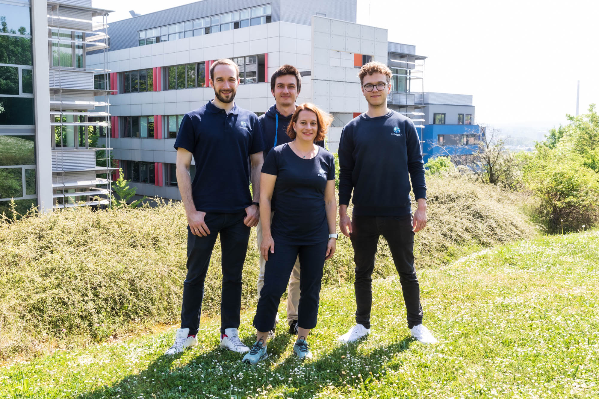 The DeepEn team standing in front of the Leibniz Institute of Photonic Technology building in Jena, representing their work on hair-thin holographic endoscopes.