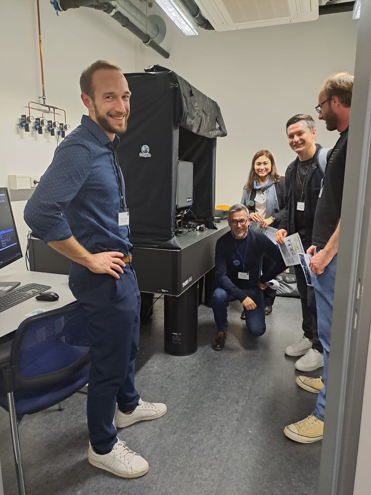 DeepEn team demonstrating the DeepEn One holographic endoscope in a laboratory during the Day of Intravital Microscopy 2023 in Magdeburg.