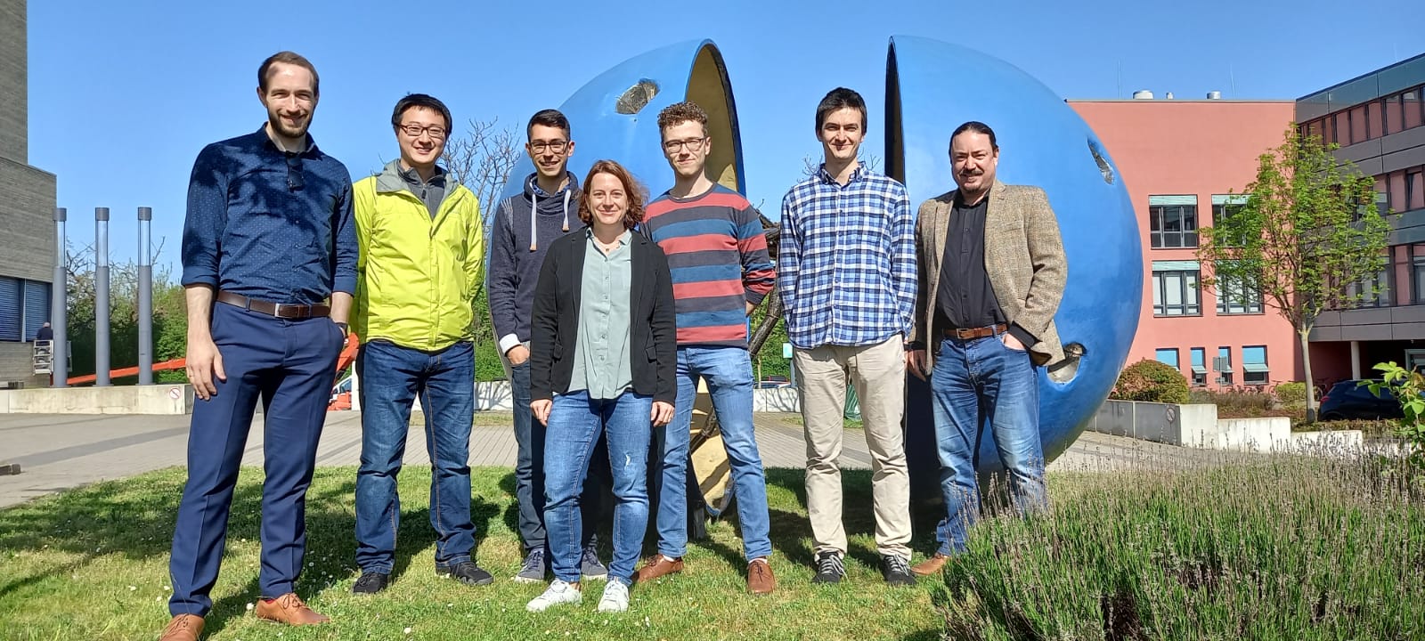 Group photo of the DeepEn and IPHT holographic endoscopy team in front of the Leibniz Institute of Neurobiology in Magdeburg, during their visit to discuss joint projects in advanced neuroimaging.