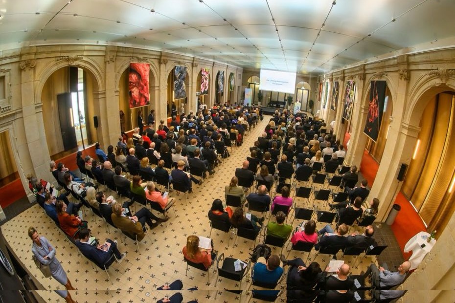 Overview of the 2025 Leibniz Association spring reception in Berlin, featuring guests gathered for the Founder’s Prize award ceremony.