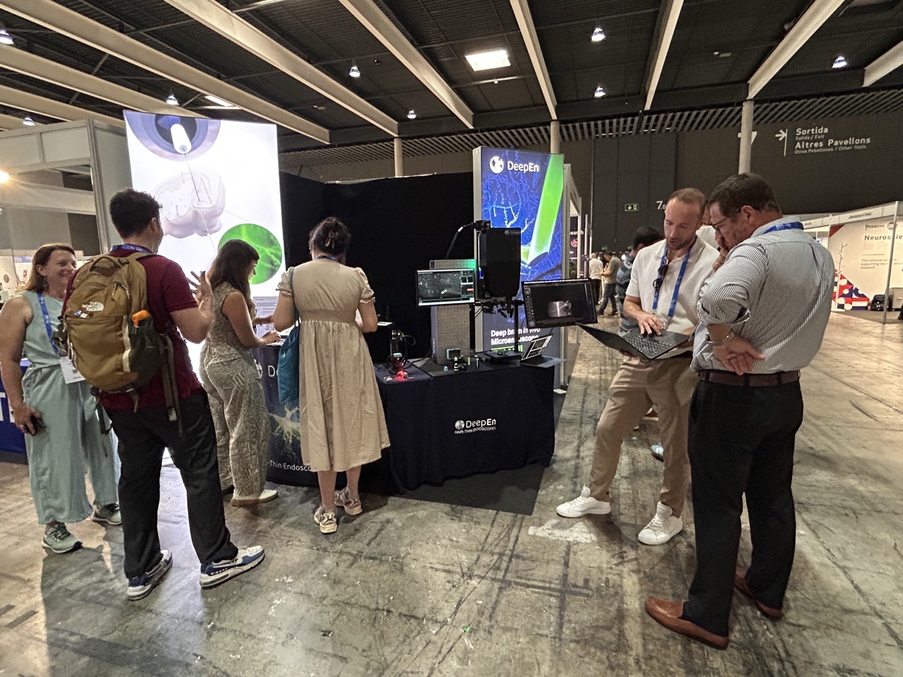 The booth of DeepEn where the company exhibited its microendoscope product "DeepEn One" for deep brain in-vivo imaging.