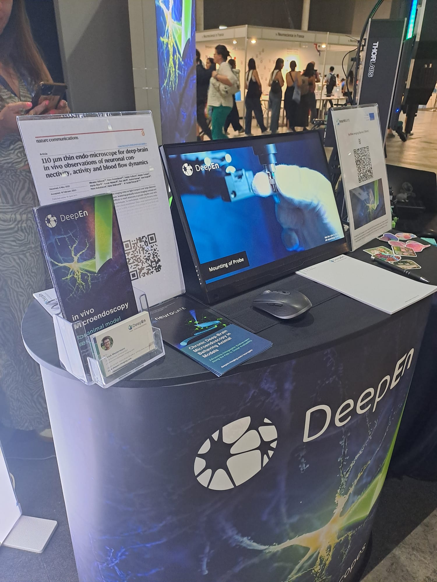 DeepEn exhibition booth at FENS 2026 in Barcelona, presenting the DeepEn One microendoscope platform and deep-brain imaging research.